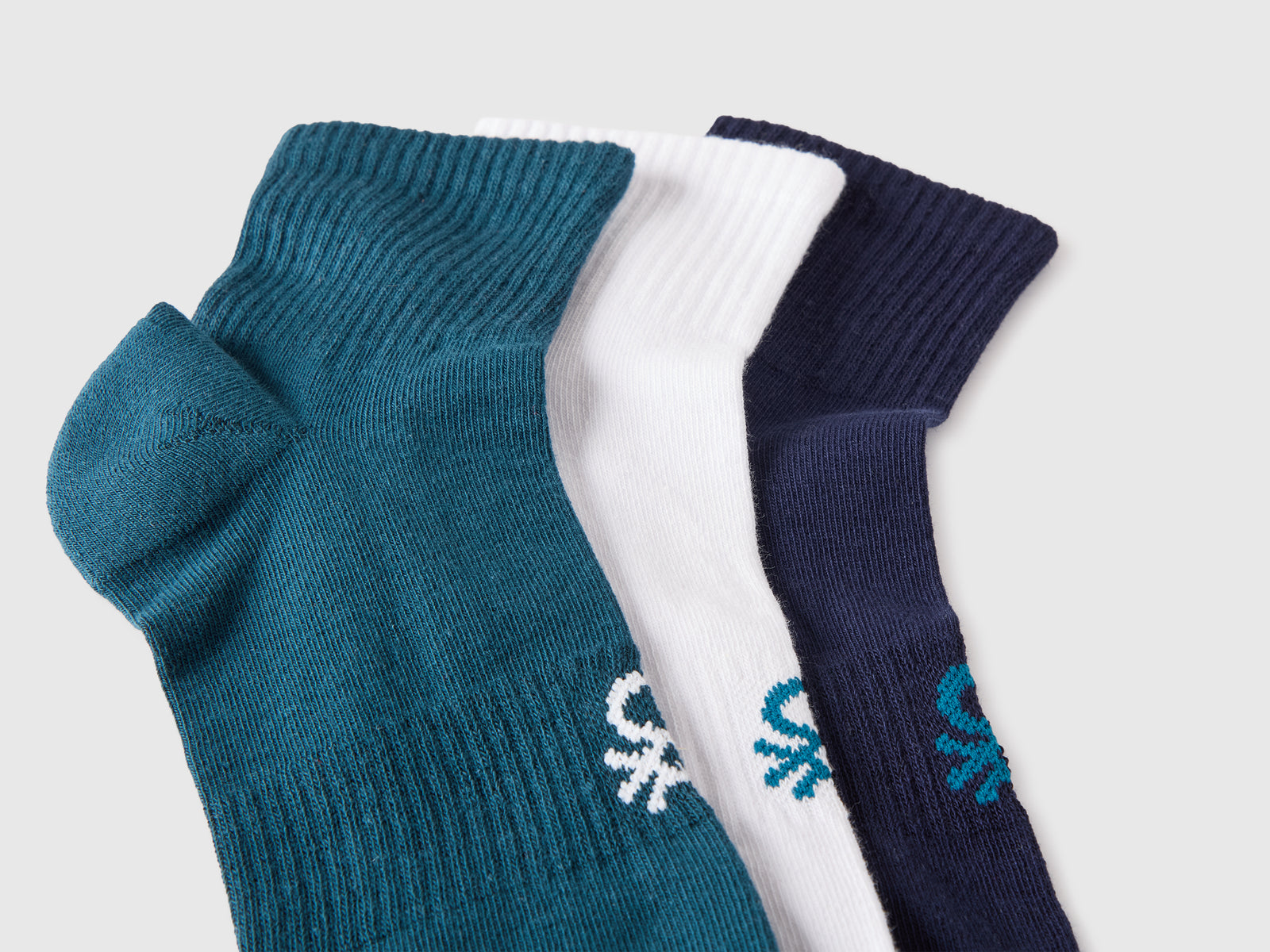 Três pares de meias curtas cor sólida - ucb_image_DS1