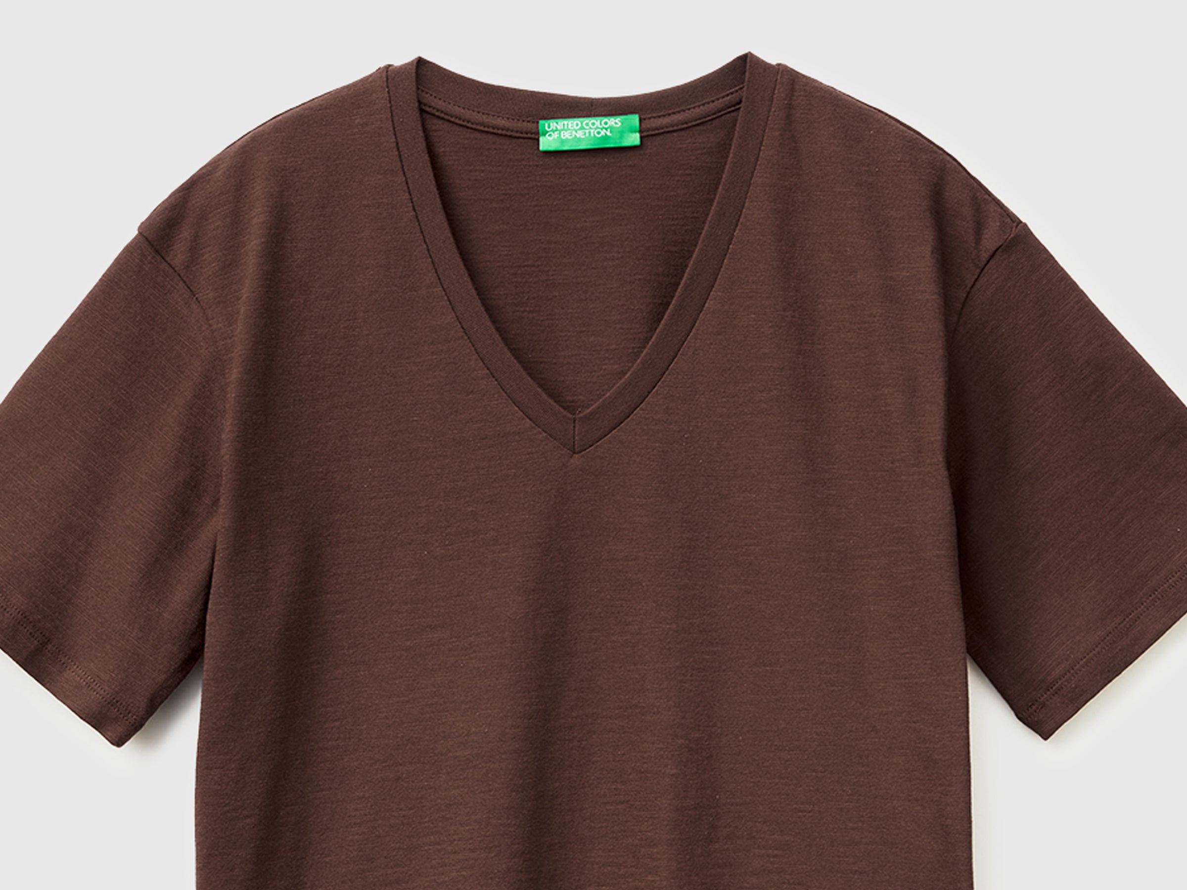 V-neck t-shirt in lightweight cotton - ucb_image_DS1