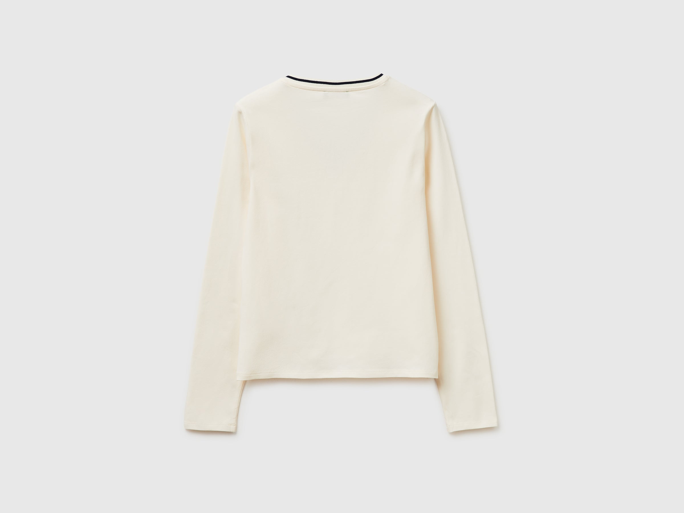 T-shirt ajustada com decote em V - ucb_image_BS