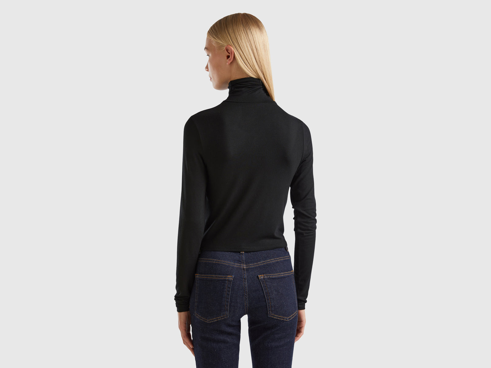 T-shirt com gola alta - ucb_image_B