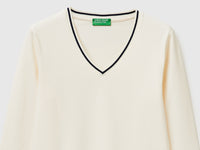 T-shirt ajustada com decote em V - ucb_image_DS1