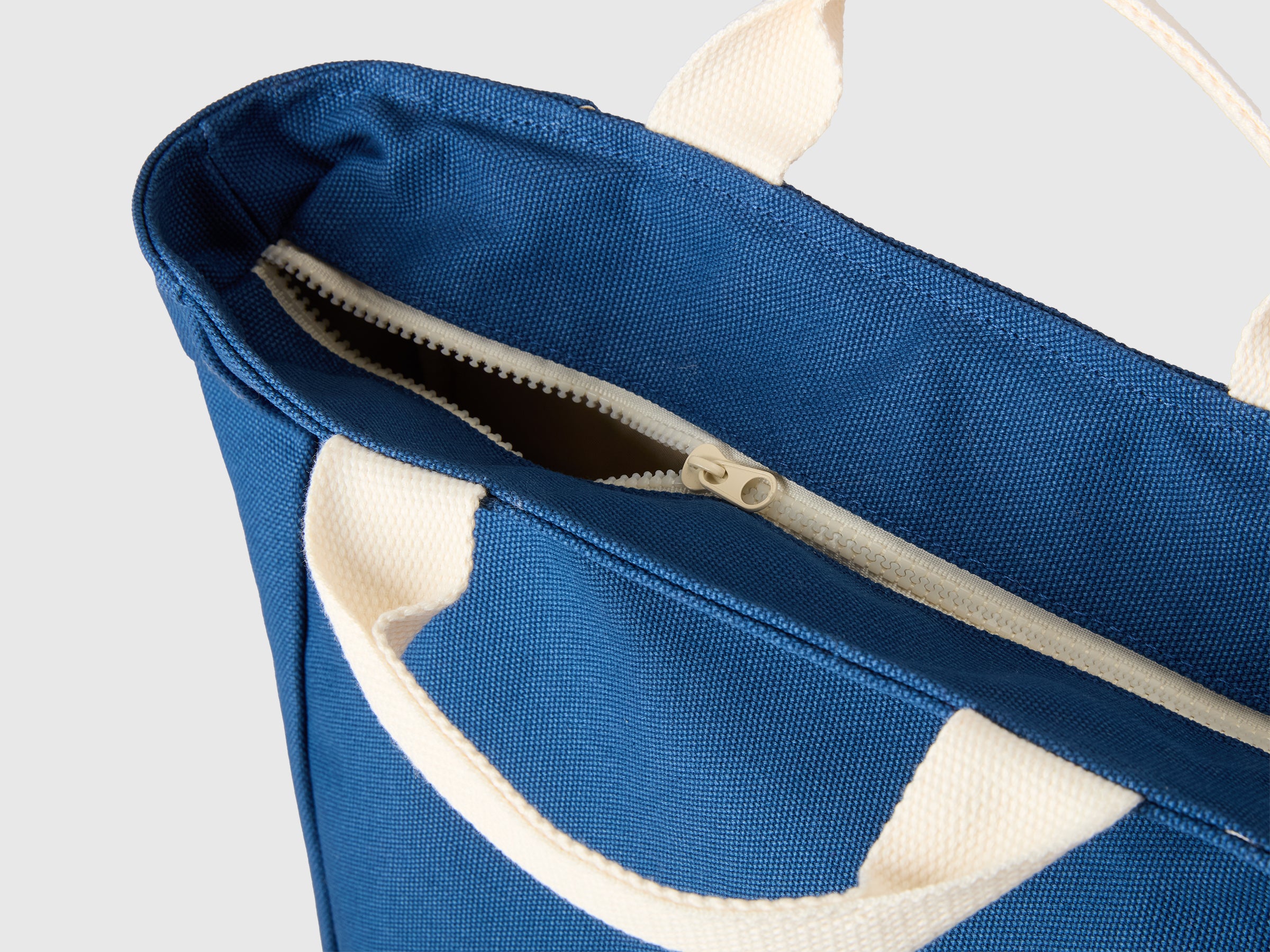 Blue backpack bag - ucb_image_DS1