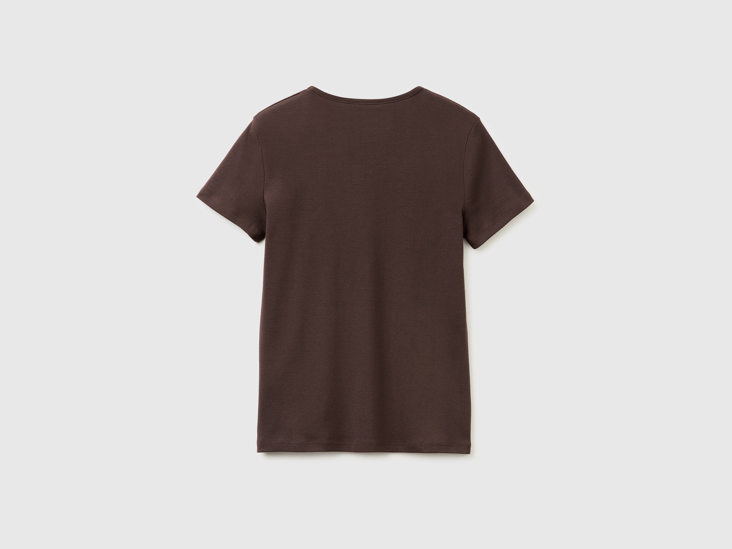 Slim fit t-shirt with V-neck - ucb_image_BS