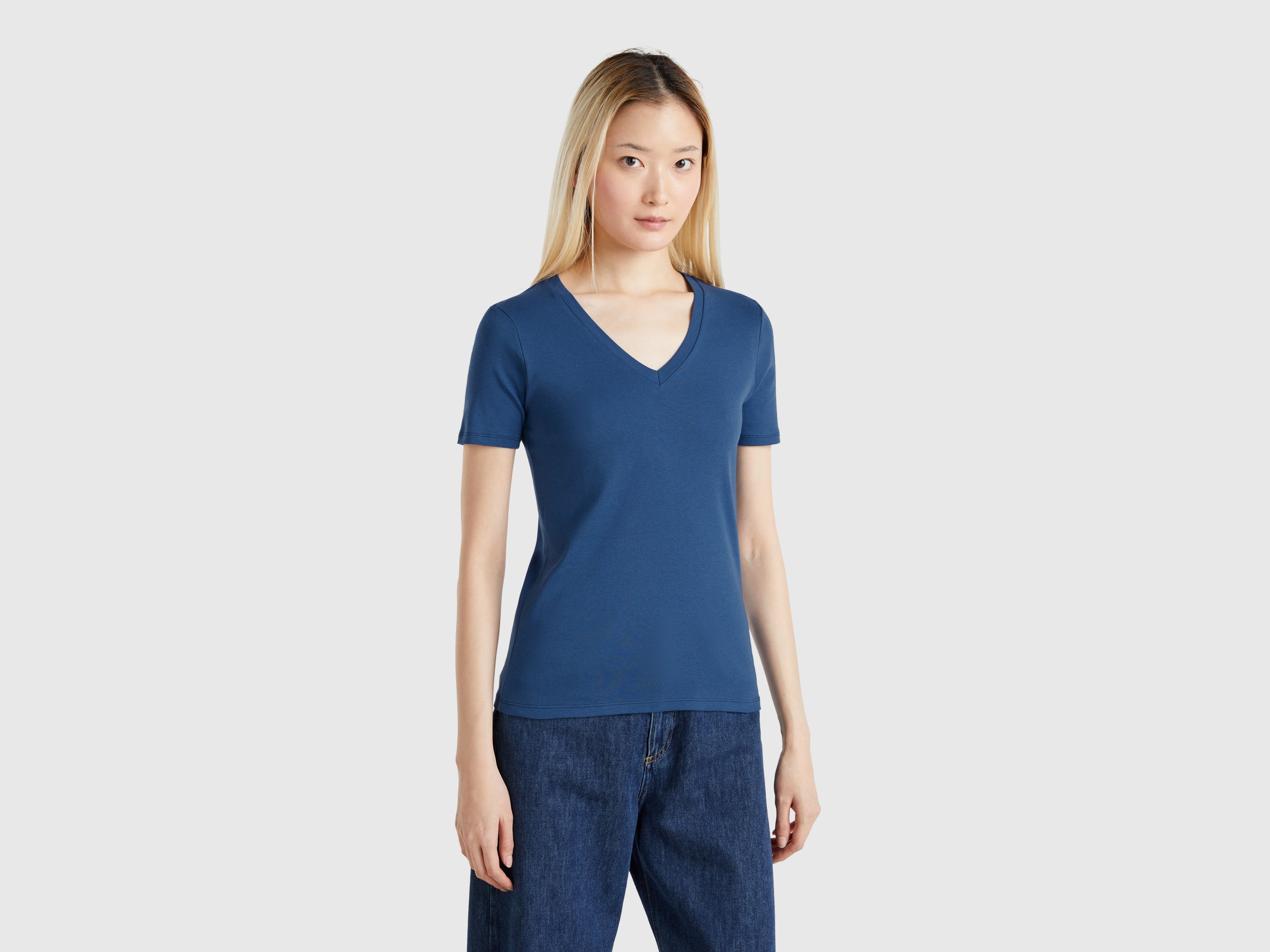T-shirt azul força aérea em algodão puro com decote em V - ucb_image_F