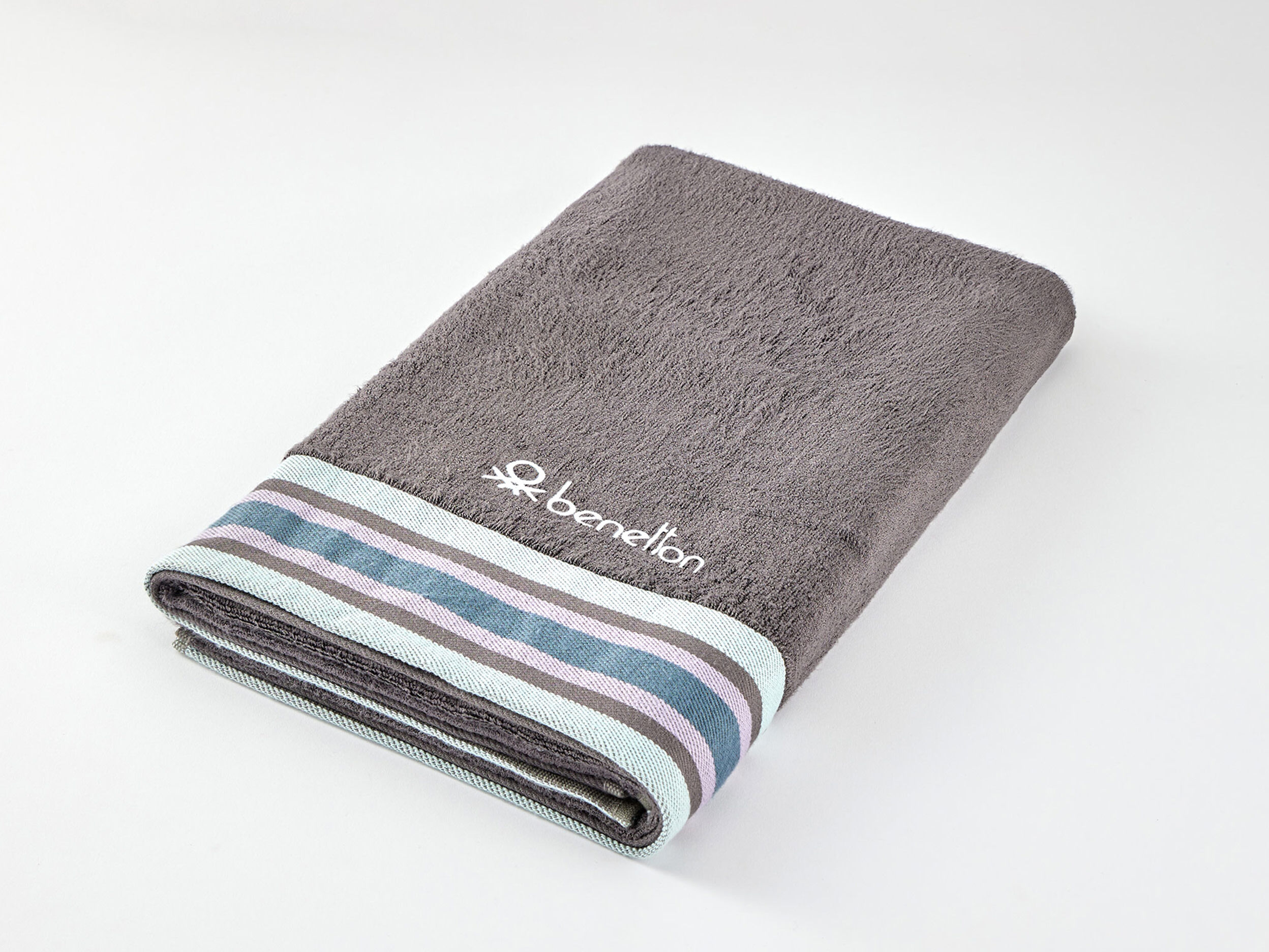 Benetton 23AI 23ATOWEL9139I 901 FS Full PDP h.jpg sw 960 sh 1280