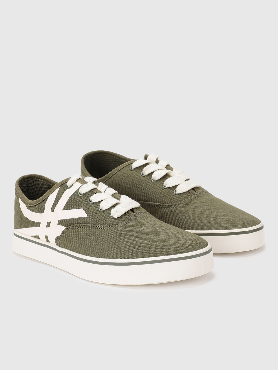 United Colors of Benetton Men Textured Sneakers image number null