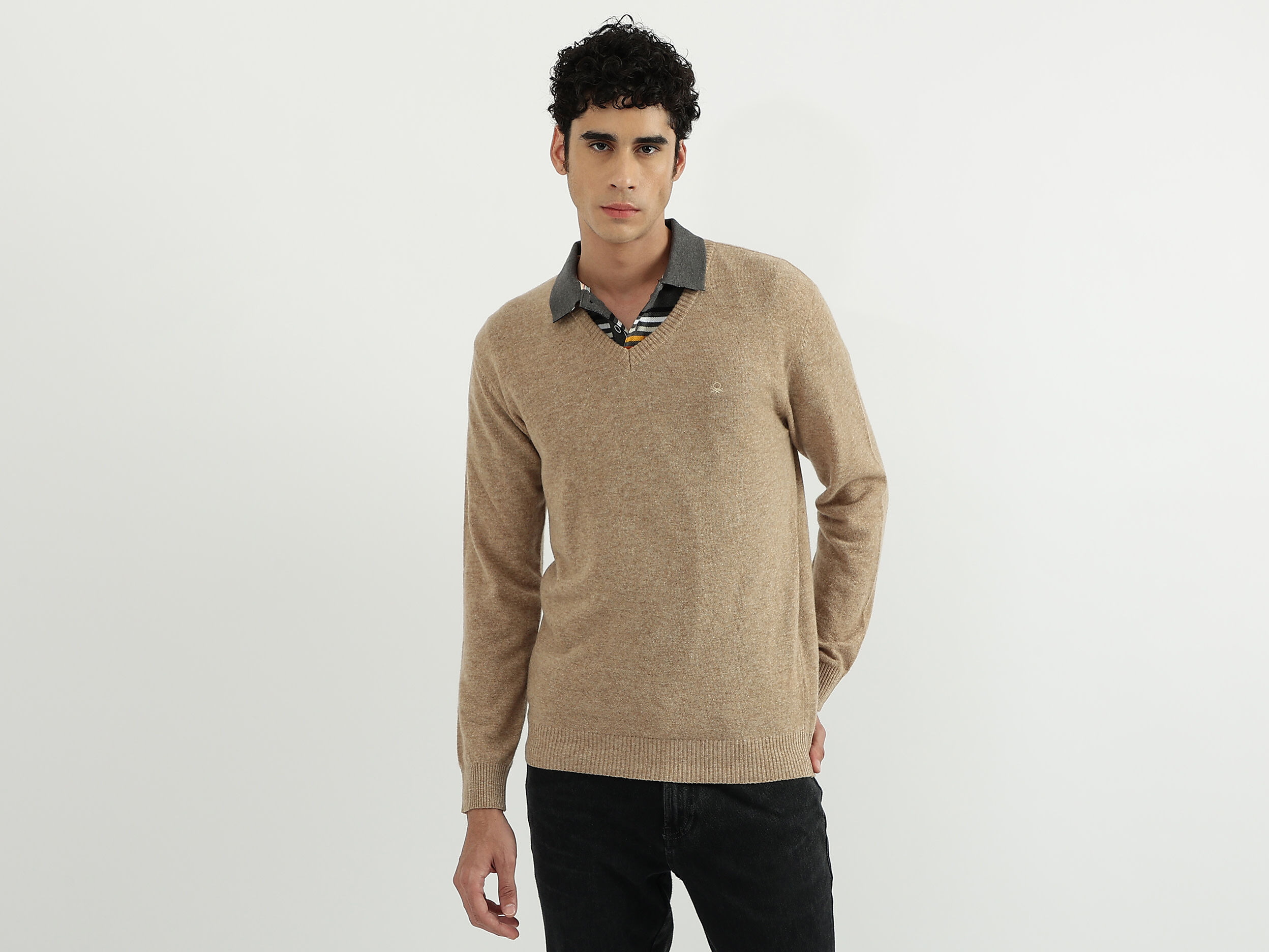 Men Solid V Neck Sweater Brown Benetton