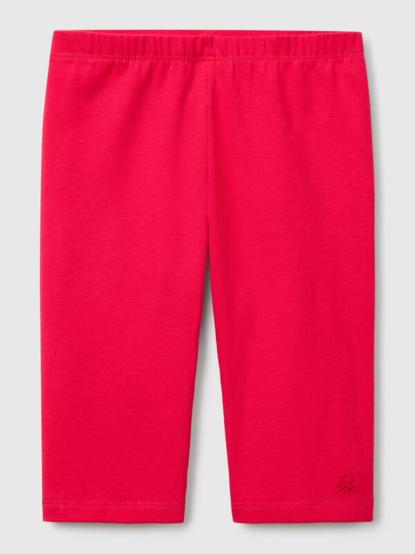 Leggings 3/4 de algodón elástico con logo bordado en la parte inferior de la pierna. Corte pitillo y cintura elástica interna. Práctico y confortable, perfecto para el verano. Niña