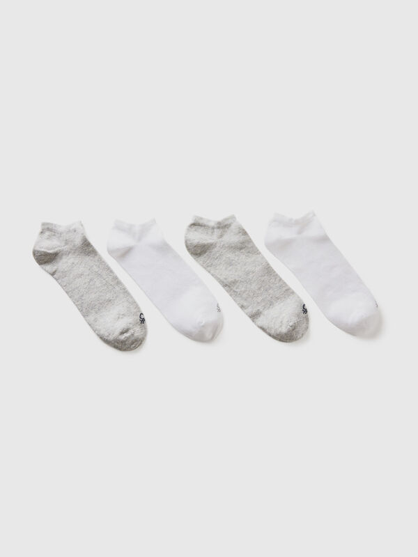 Cuatro pares de calcetines cortos