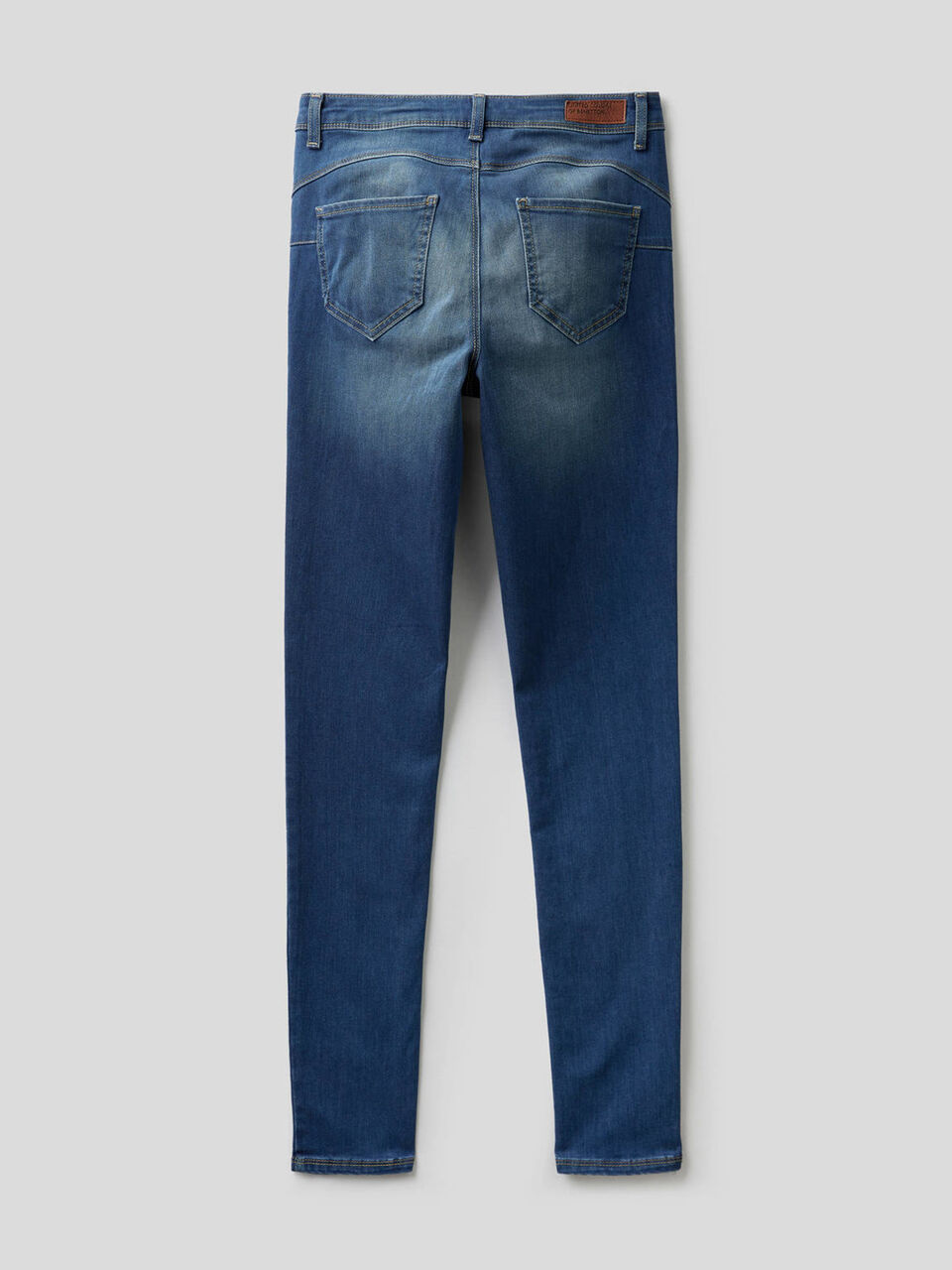 Vaqueros push-up de corte pitillo image number 2