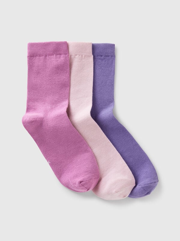Tres pares de calcetines de algodón .
