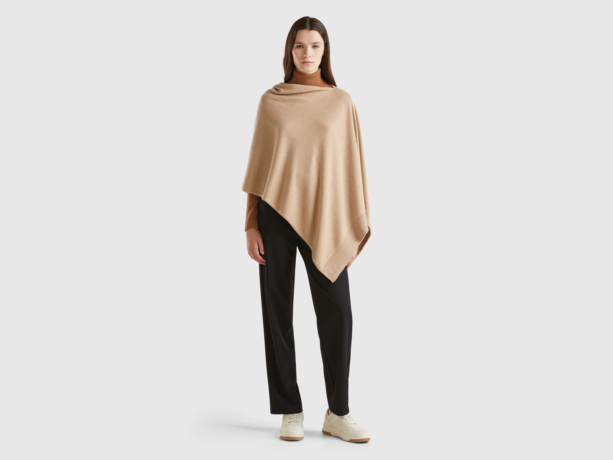 Cashmere C/N Poncho Knitのコーディネートスナップ（STAFF.S）｜L'Appartement（アパルトモン）｜BAYCREW'S  STORE