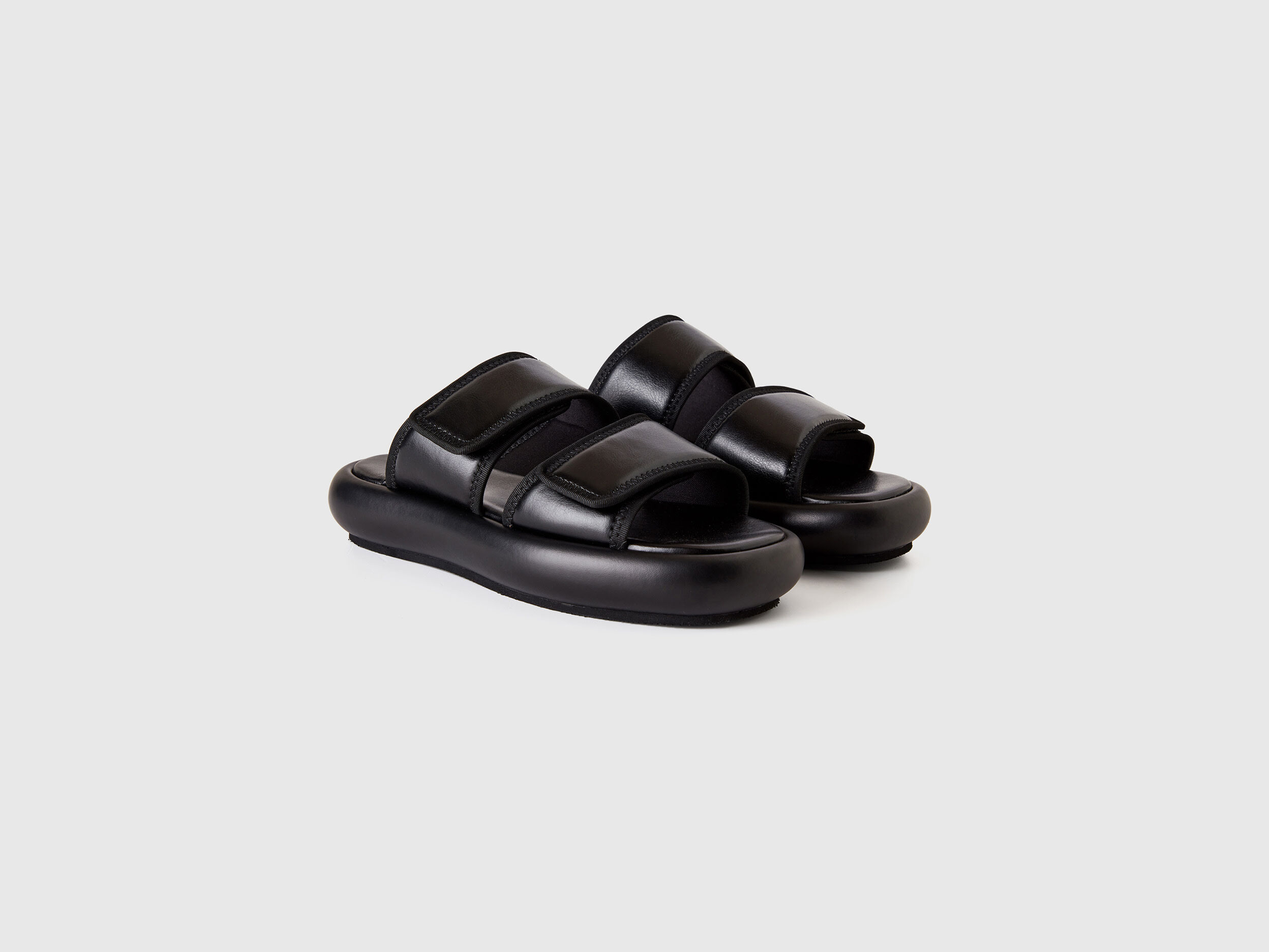 Black slippers with double band Black Benetton