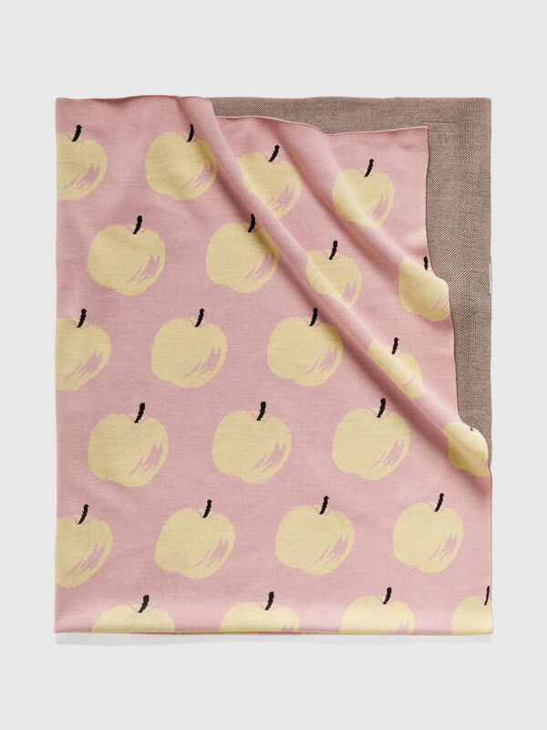 Manta rosa con estampado de manzanas