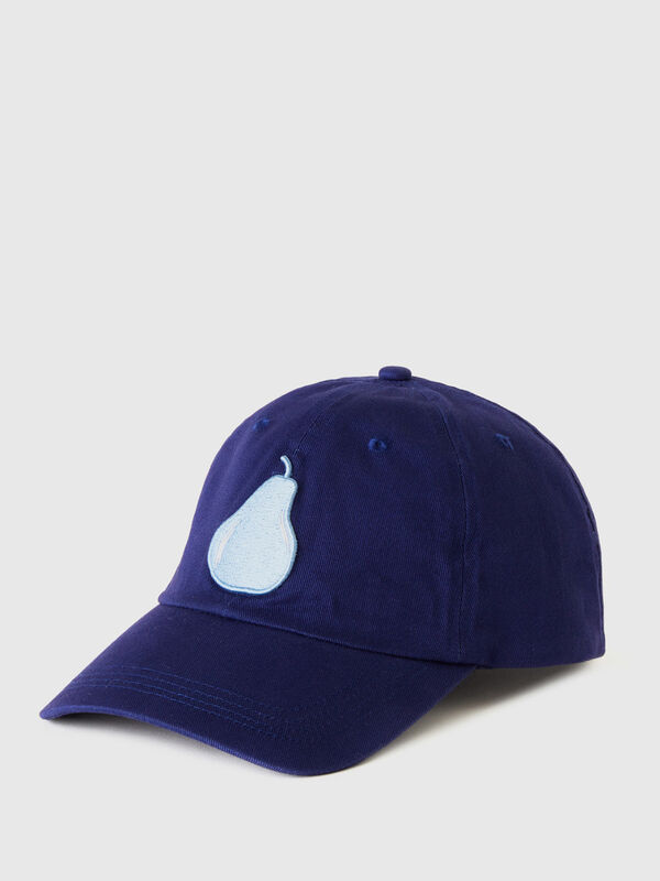 Dark blue cap with embroidered pear