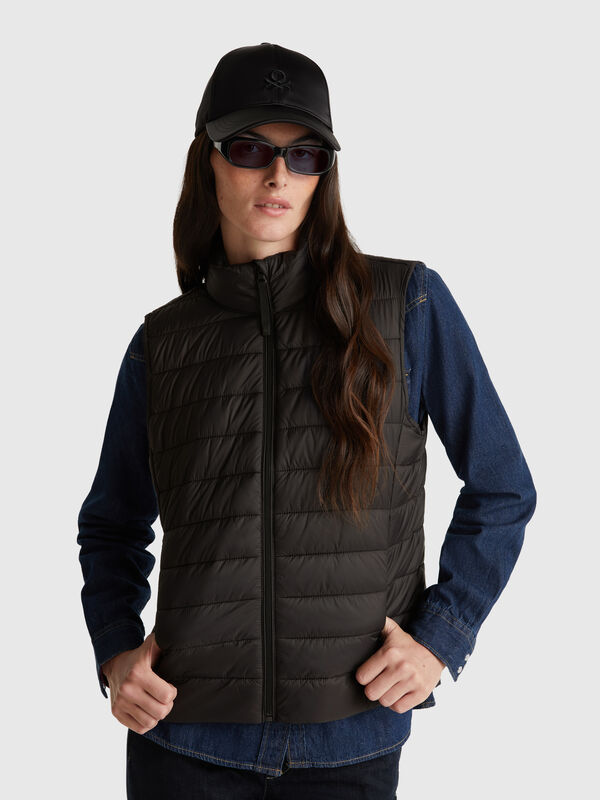 Chaqueta acolchada sin mangas de corte entallado Mujer