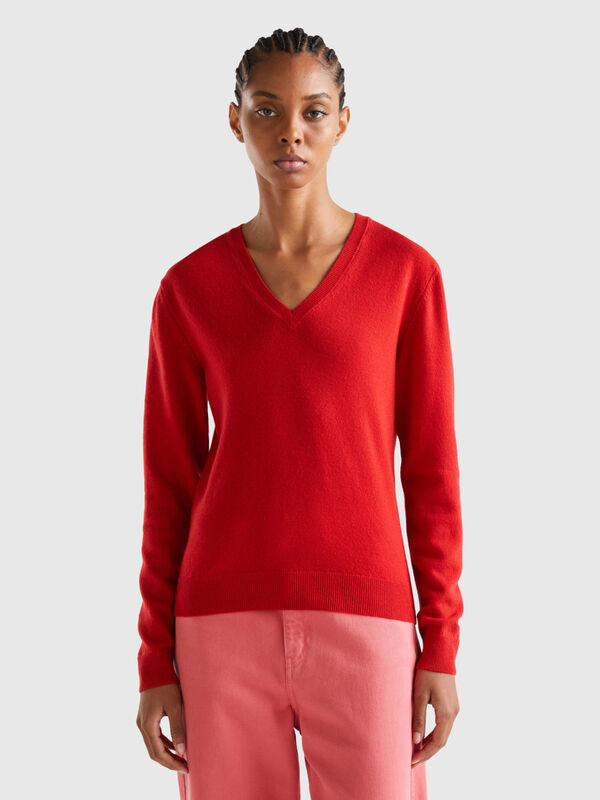 Red V-neck sweater in pure Merino wool
