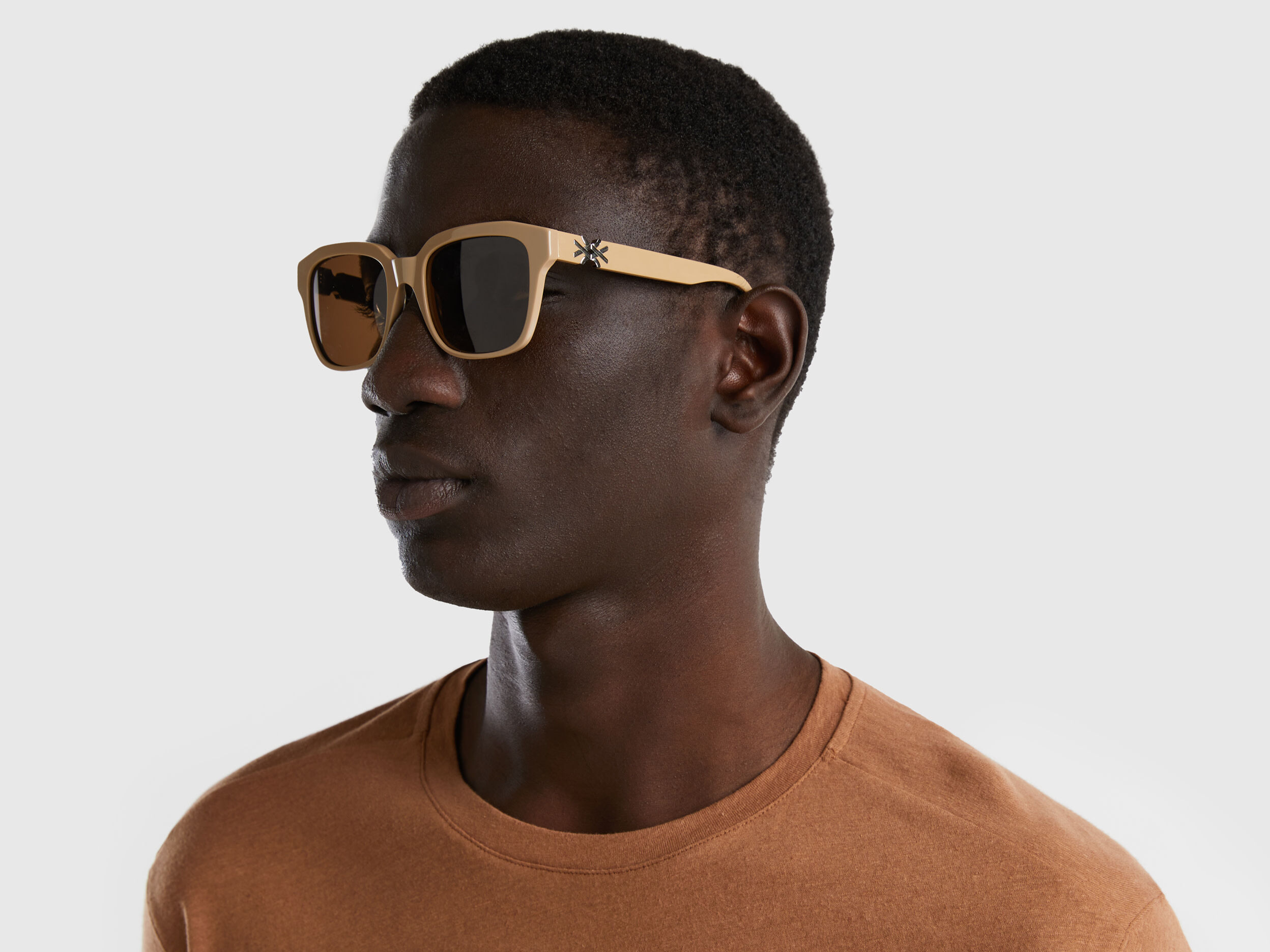 Gafas de sol beige con logotipo Beige Benetton