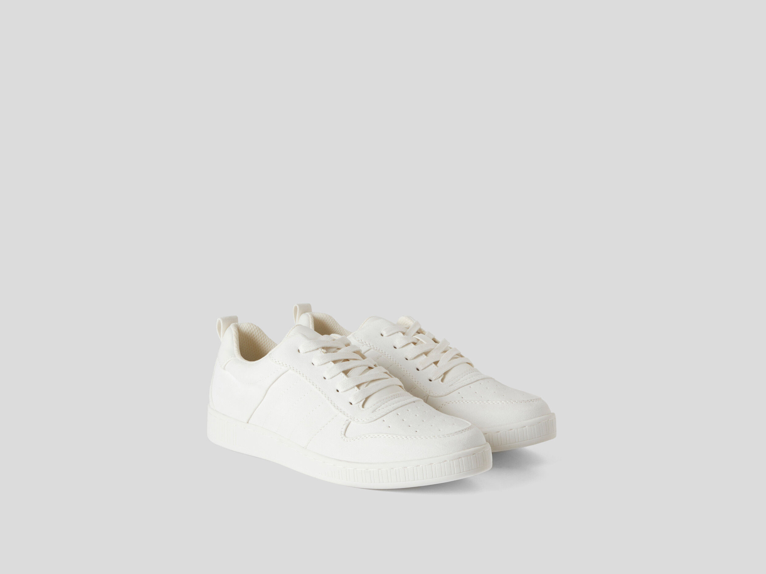 Pull and bear on sale white urban sneakers