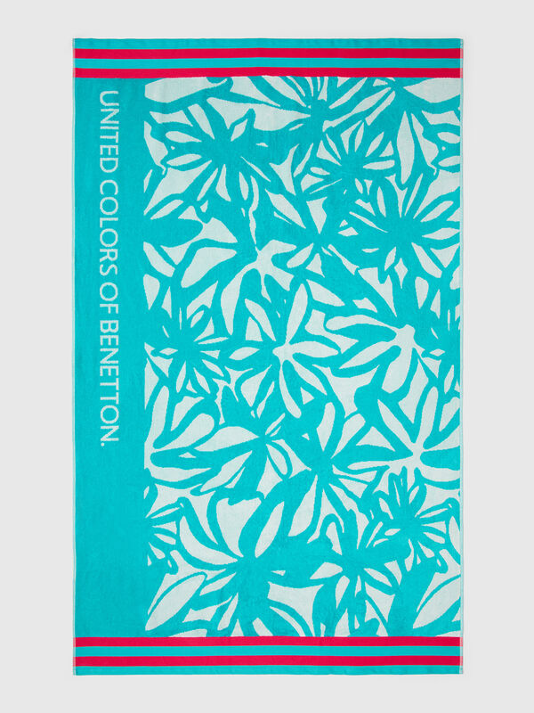 Toalla de playa con estampado floral.