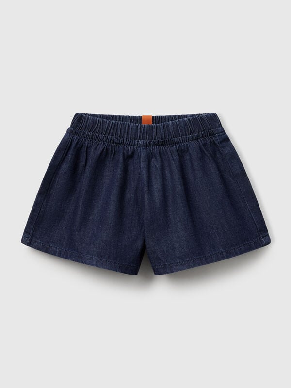 Pantalón culotte de cambray de puro algodón. Cintura elástica interna, aberturas laterales, volante aplicado en la parte delantera. Ideal para el verano. Recién nacidos