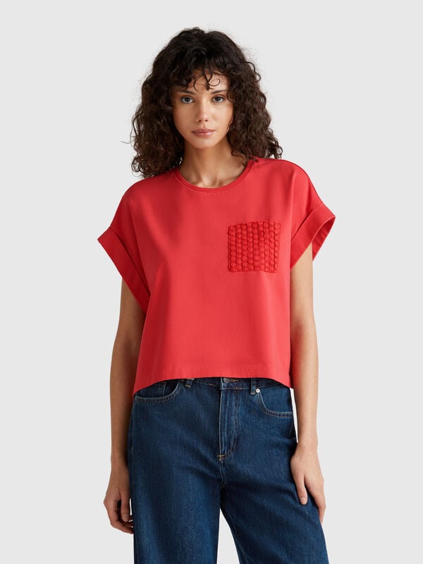 Camiseta con bolsillo de macramé Mujer
