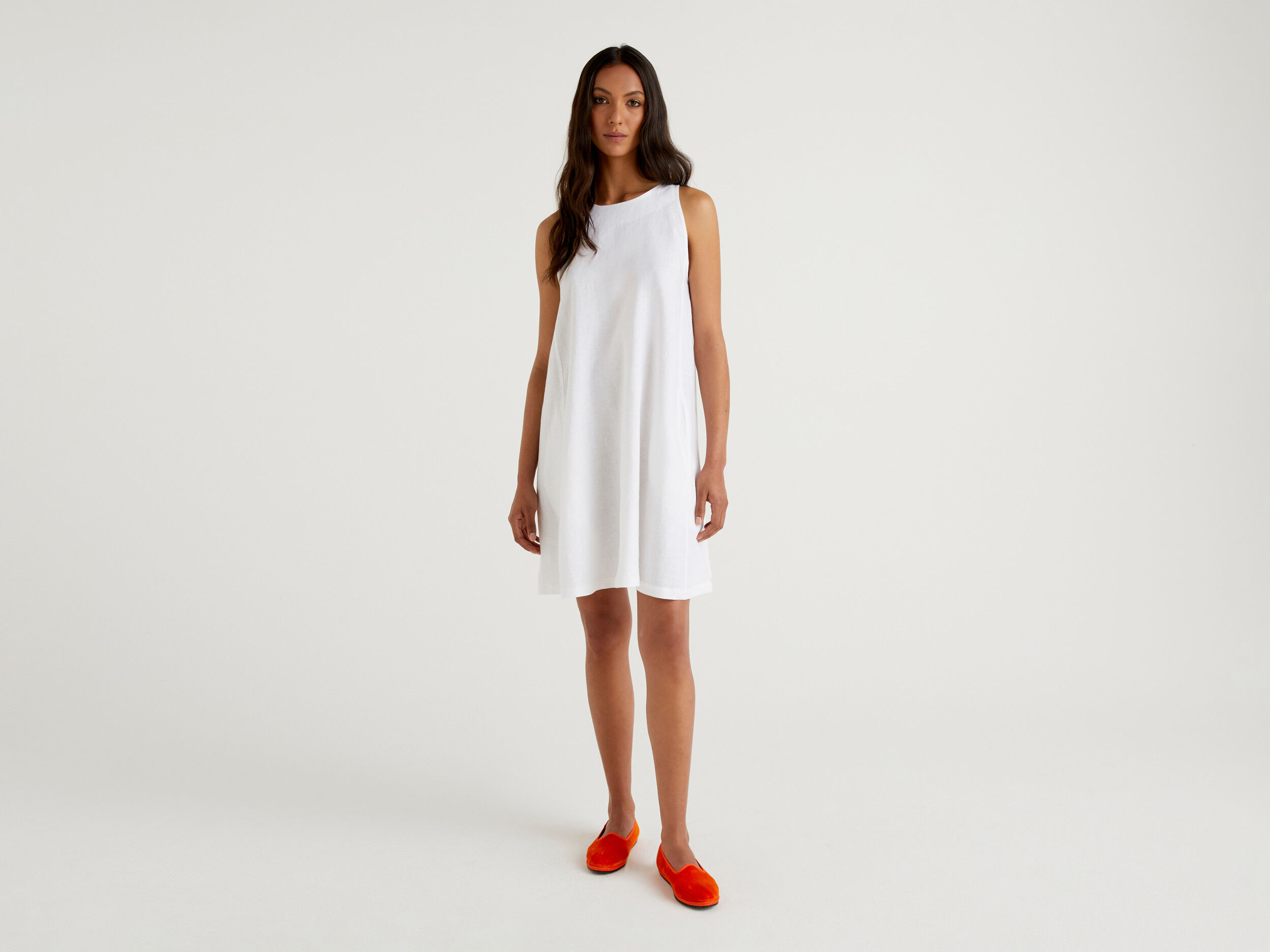 White sleeveless linen dress online