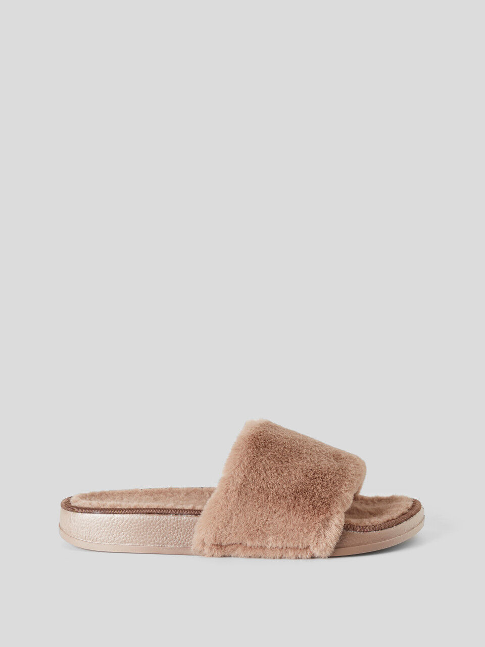 Open slippers in faux fur