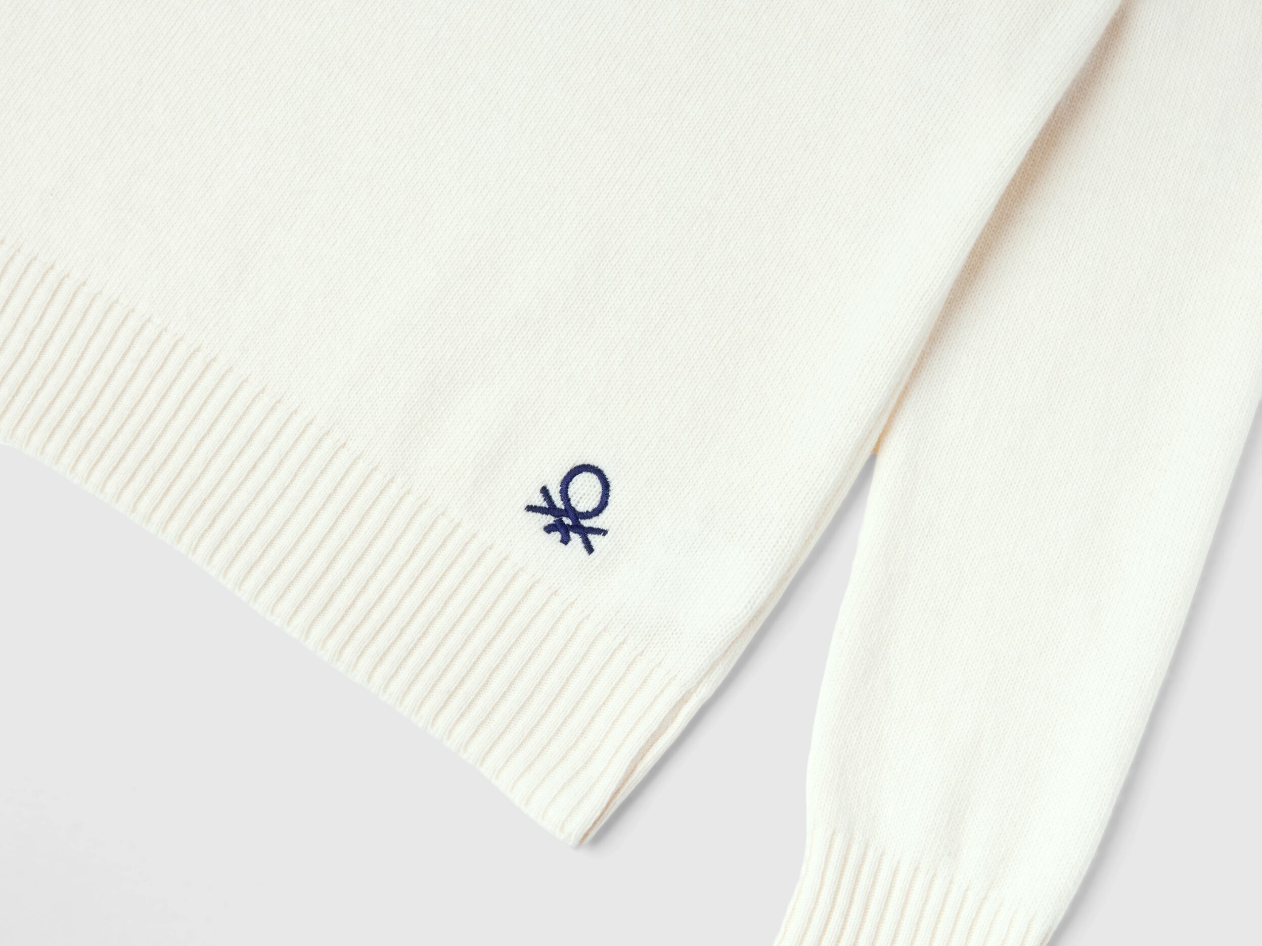 Wool blend sweater with ski graphic - Creamy White | Benetton
