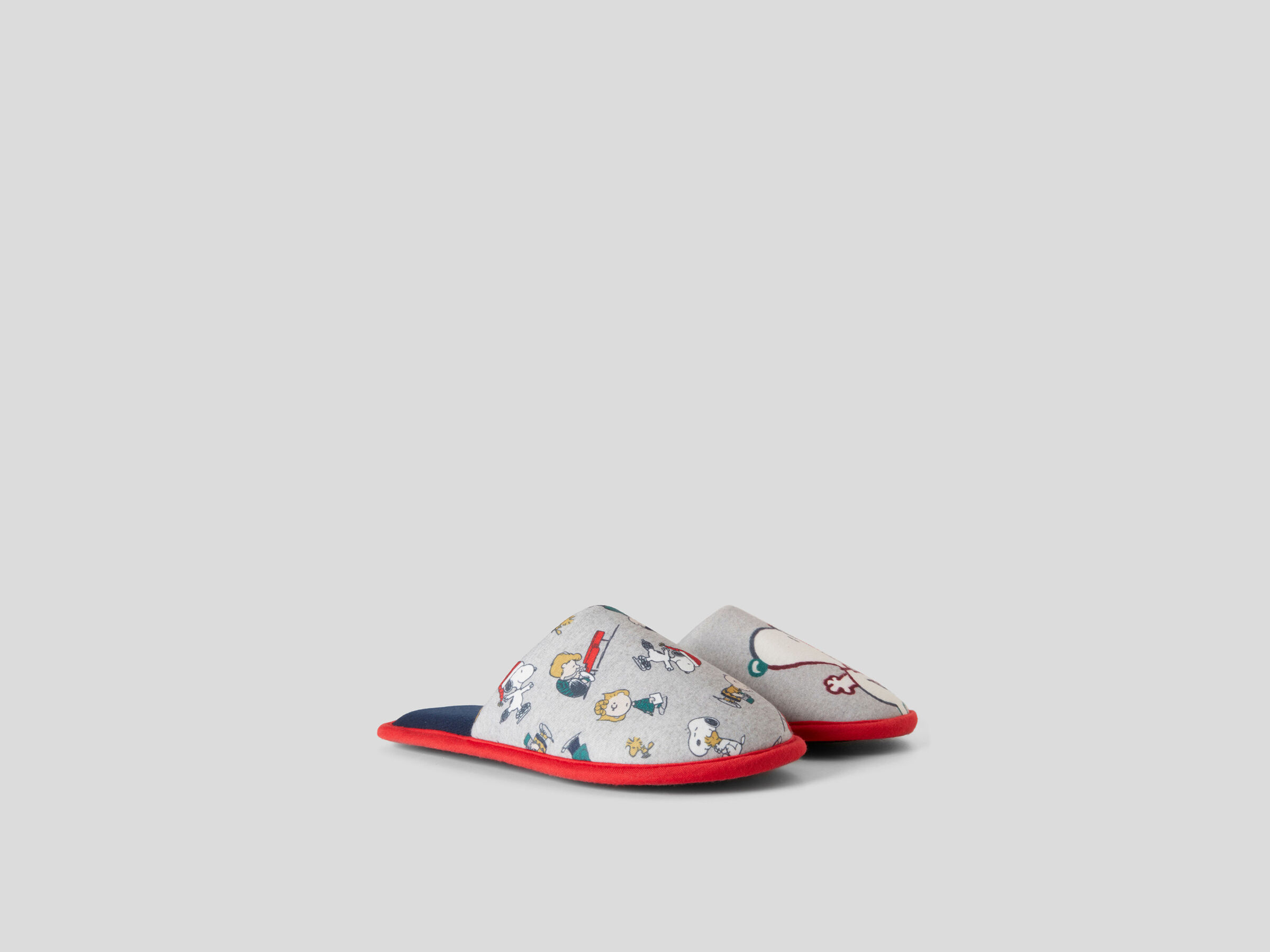 Christmas Peanuts slippers image number 2