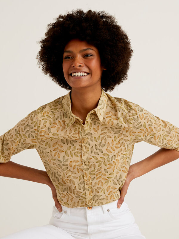 Camisa beige con estampado botánico de 100 % algodón Mujer