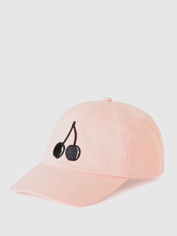 Gorra rosa claro con bordado de cereza