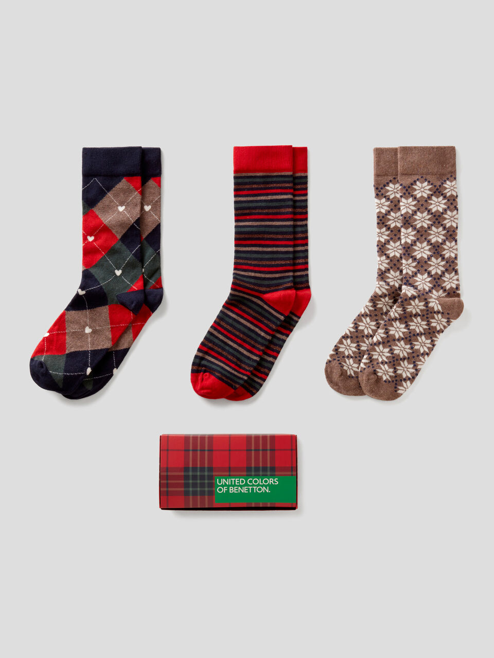 Gift box with three pairs of socks image number 1