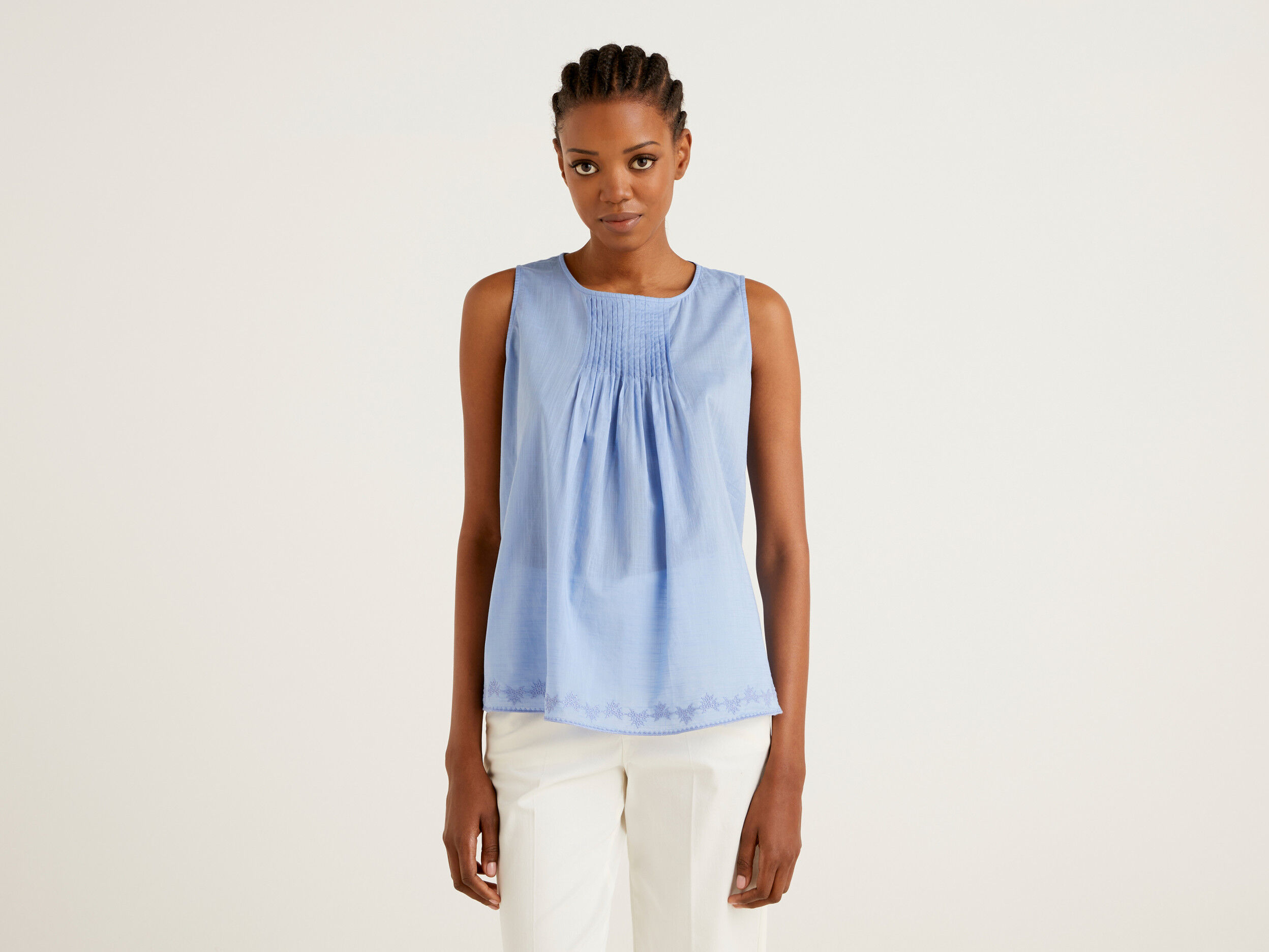 Blusa con pliegues new arrivals en el hombro
