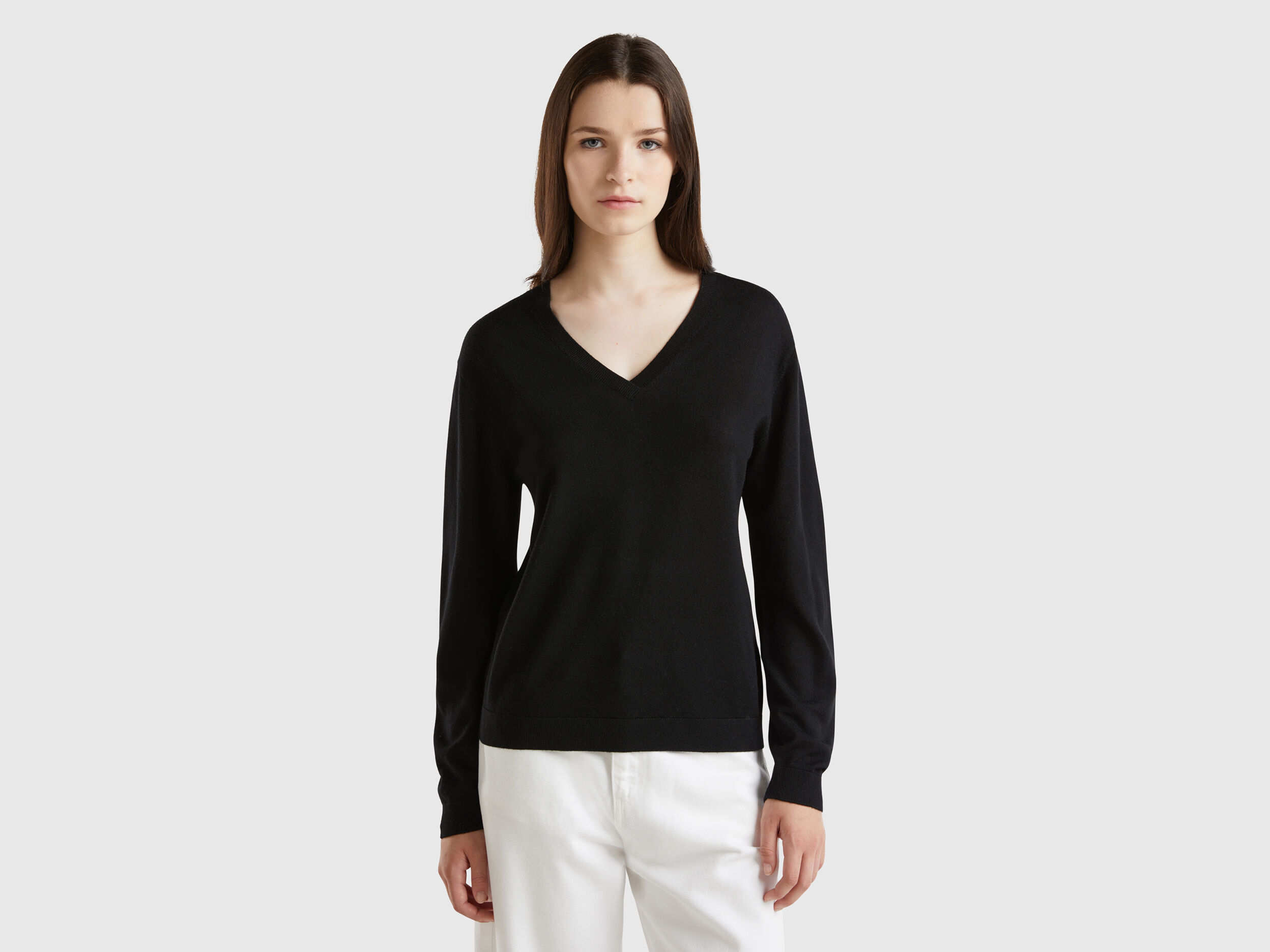 Black v neck sweatshirt womens 2025
