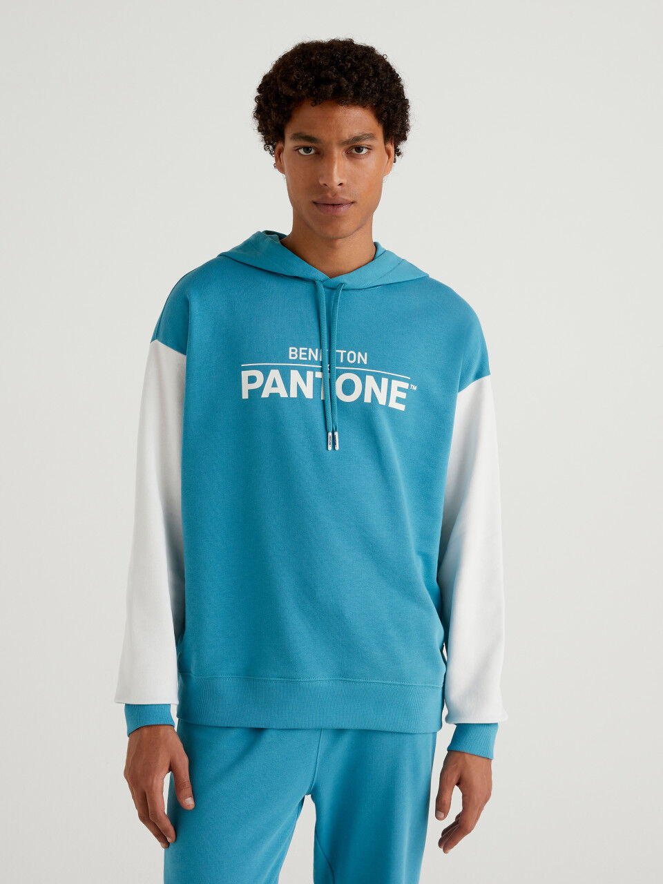 Sudadera pantone 2025
