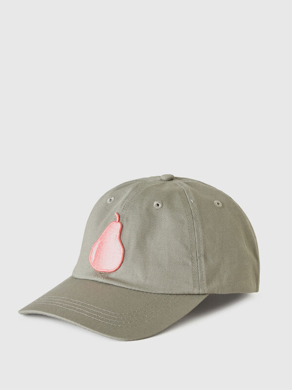 Dove gray hat with embroidered pear