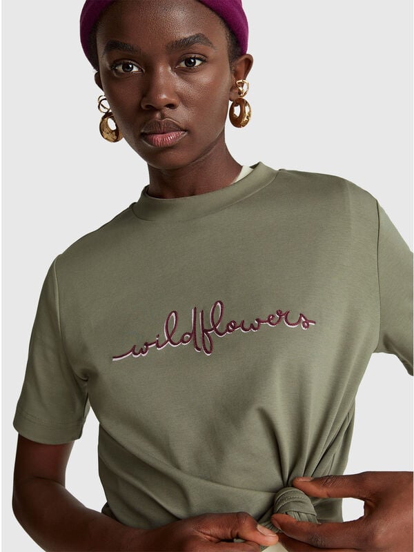 Camiseta con estampado y bordado Mujer