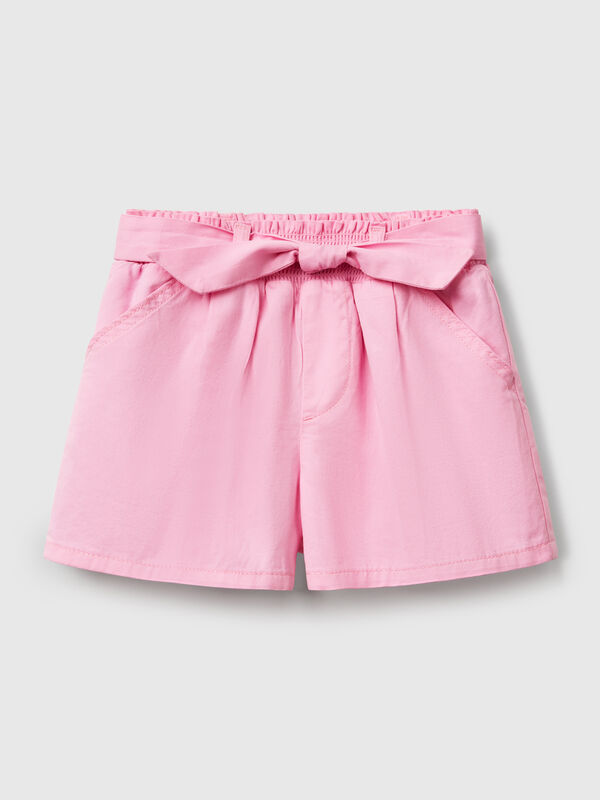 Shorts en suave tejido de puro algodón con corte regular fit. Cintura con elástico interno y fajín, bolsillos delanteros y logo bordado en la espalda. Casual y femenina, perfecta para el verano. Niña