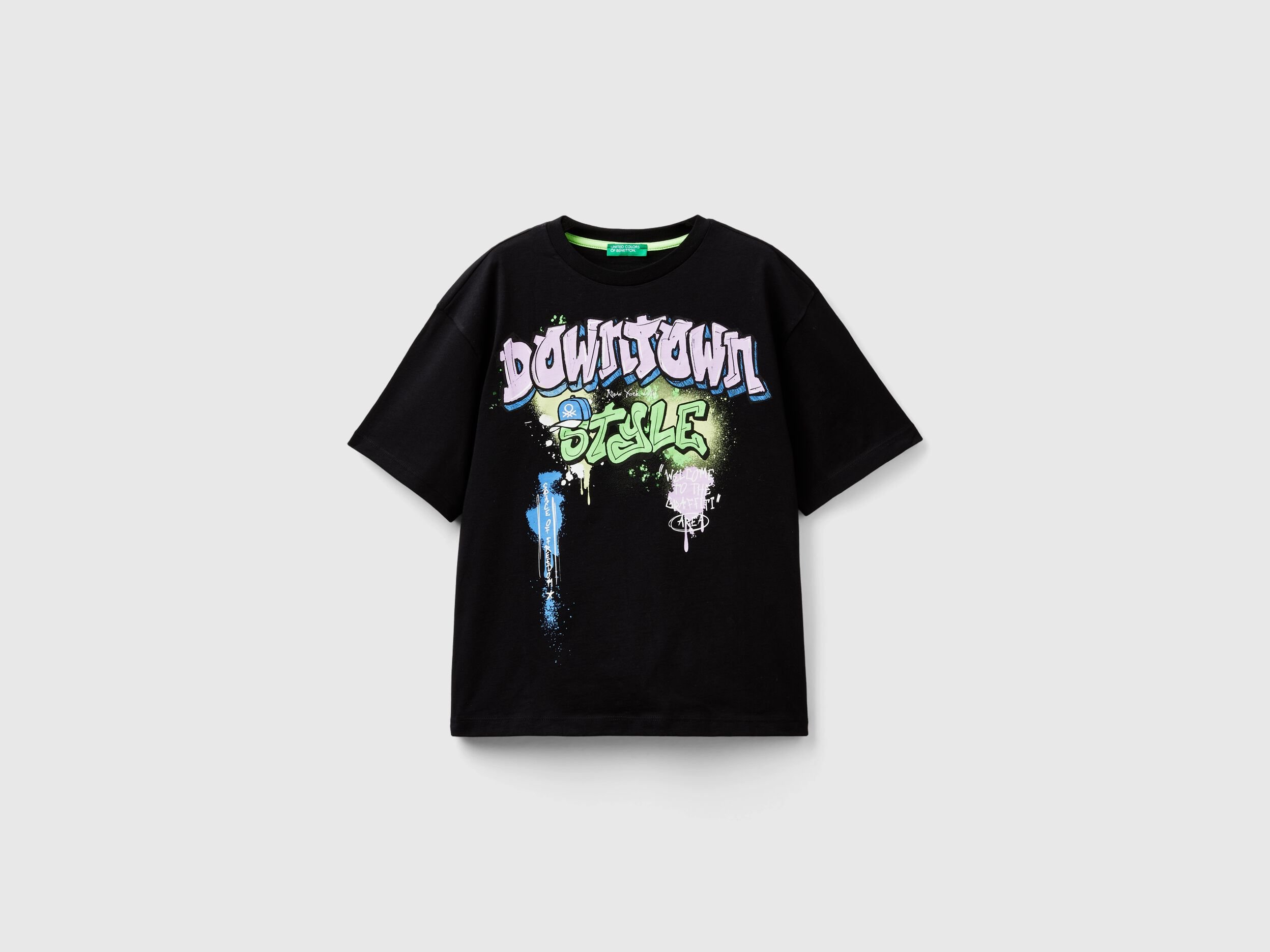 T-shirt with graffiti print - Black | Benetton