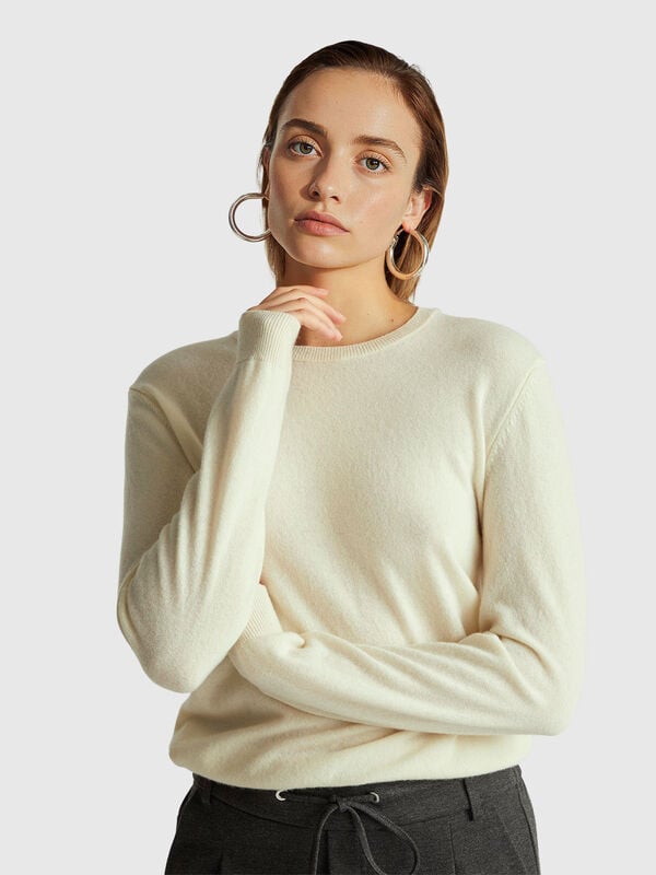 Suéter de cuello redondo color crema en pura lana merino Suéter de cuello redondo color crema en pura lana merino Mujer