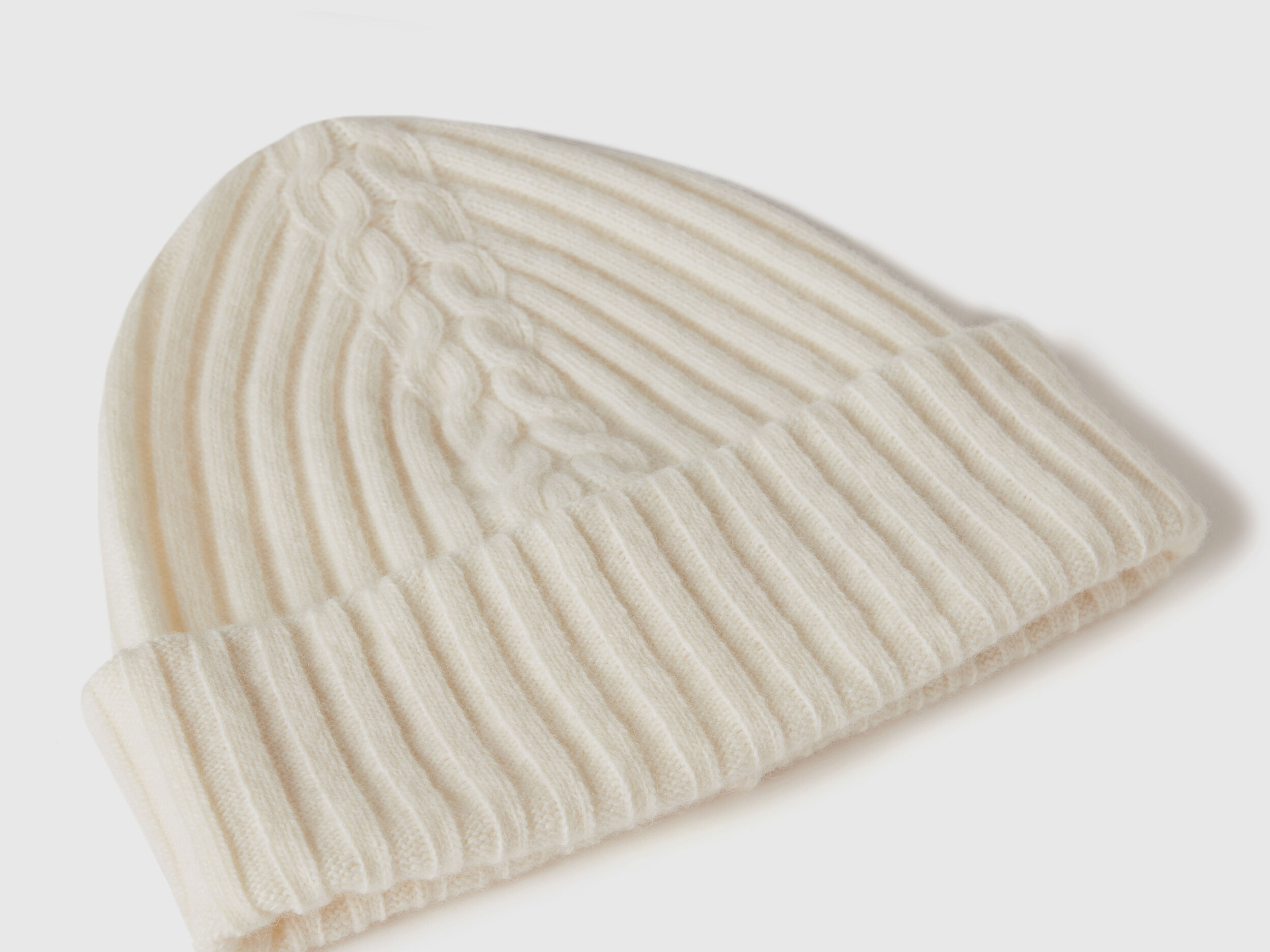 White knit hat 2025