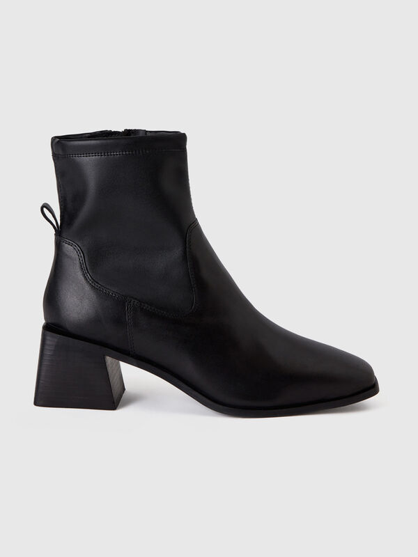 Ankle boots with wide heel Women