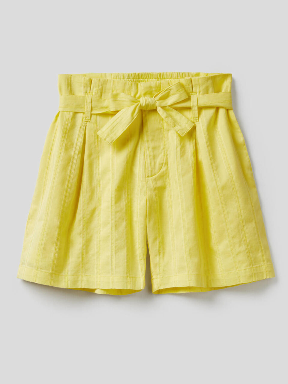 Light bermudas with belt image number 1