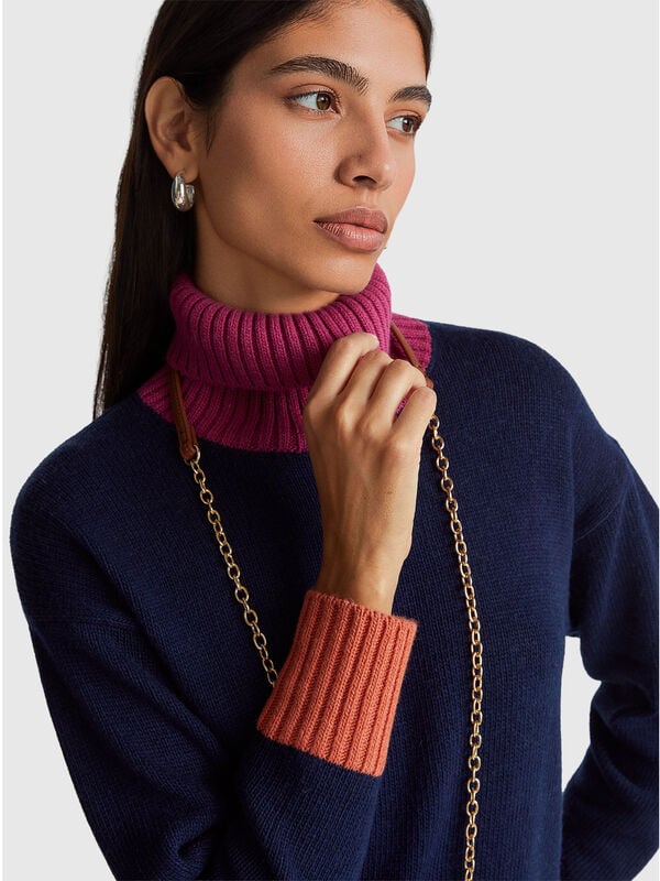 Cuello alto con bloques de color Mujer