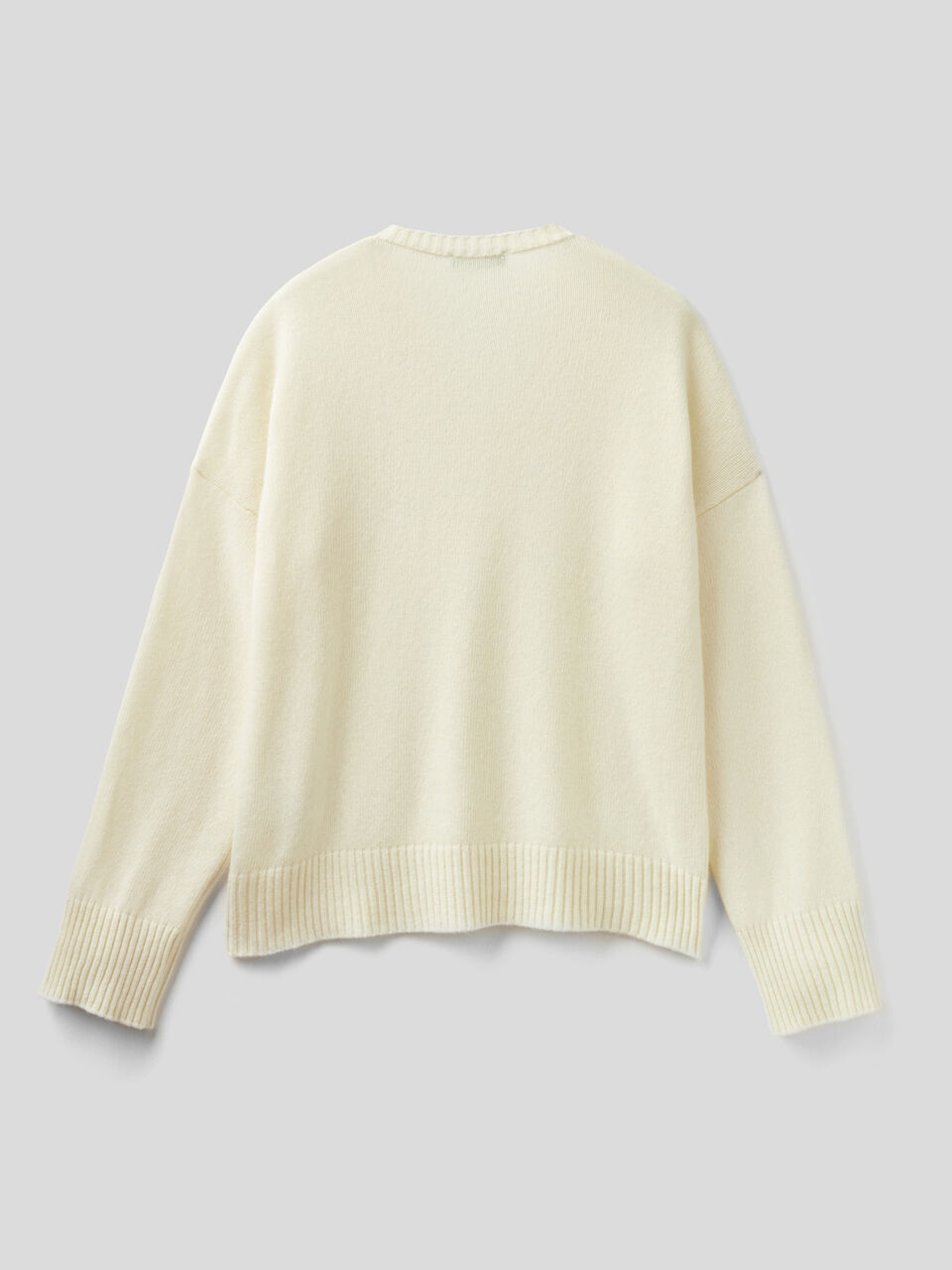 Jersey labrado con escote de pico image number 2
