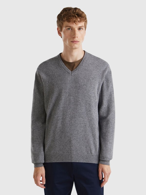 Jersey gris oscuro de pura lana merina con escote de pico Hombre