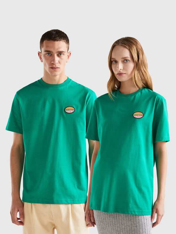 Camiseta verde con parche