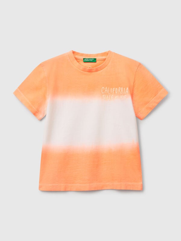 Camiseta teñida por inmersión con bordado Niño