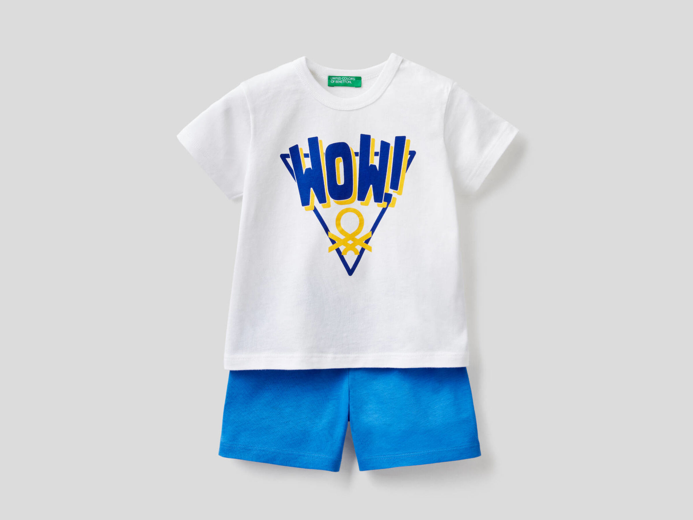 T-shirt and shorts set image number null